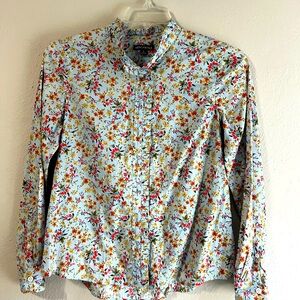 Lovely floral blouse with attentive details. Excellent condition.